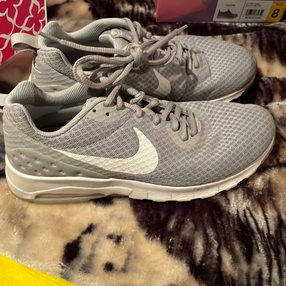 Nike 7.5 shoes